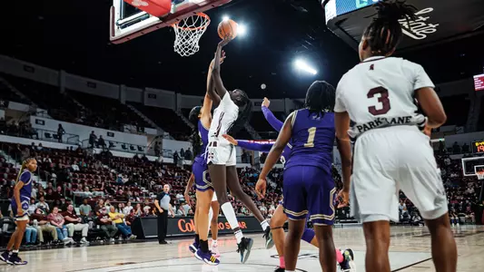 Women's Basketball 2023-24 - Nyayongah Gony Action Photo 2