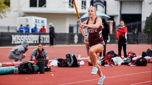 emma hunt pole vaulting alumni bulldog relays