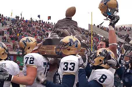 FB_CATS_WITH_TROHPY_2010