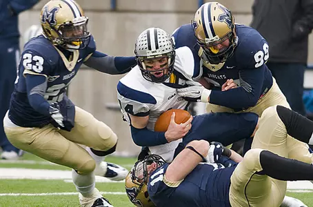 FB_MSU_DEFENSE_UNH_2011