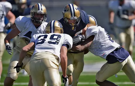 Kruiz Siewing tackled
