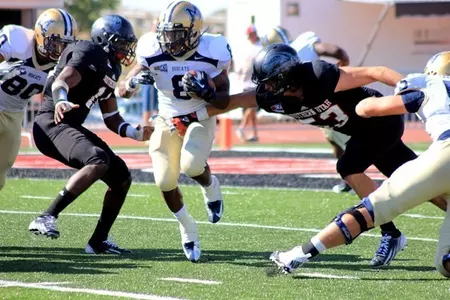 Orenzo Davis hits the hole