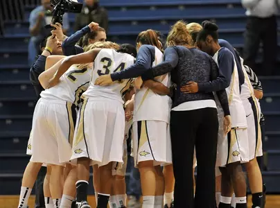 WBB_TEAM_HUDDLE_EWU_2013