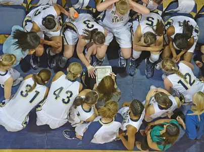 WBB_HUDDLE_OVERHEAD_GRIZ_2013
