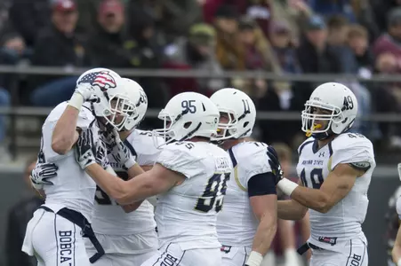 Bobcat_team_huddle