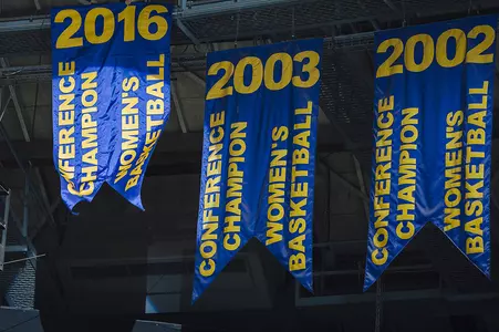 WBB_1617_BANNER_CEREMONY