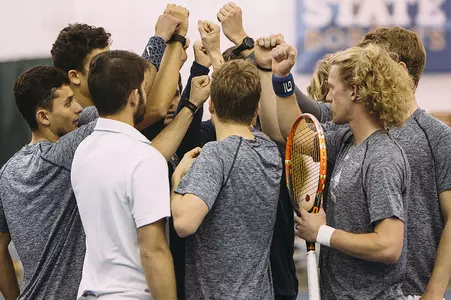 MTN_17_TEAM_HUDDLE_HANDS_UP