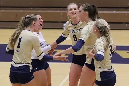 Volleyball_Huddle_081917