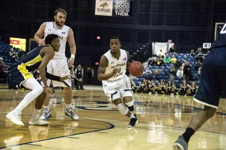 Devonte drives on NAU