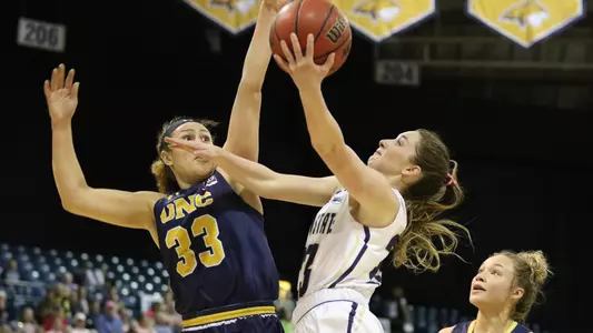 WBB_1718_CAUDILL_LAYUP_UNC