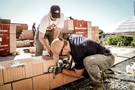 POLAND Jobman-Finch lay brick