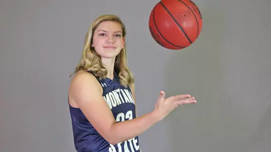 WBB_1819_MOCCHI_POSE_BIO