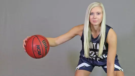 WBB_1819_ZIESKE_POSE_BIO