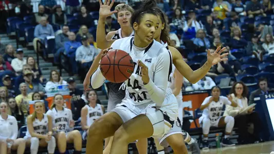 WBB_1819_BRAXTON_MAKING_A_MOVE_UNO_RDH