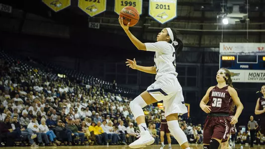 WBB_1819_SQUIRES_LAYUP_UM_AGS