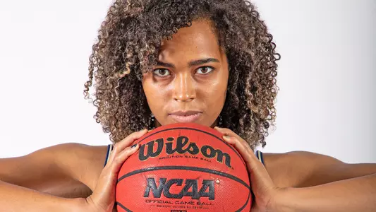 WBB_2021_LINDSAY_POSE_WEB