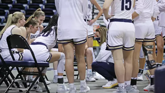 WBB_2021_UND_HUDDLE_GB.jpg