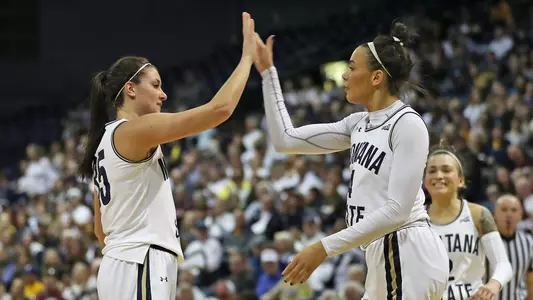 WBB_1920_FREIJE_BRAXTON_HIGH_FIVE.jpg