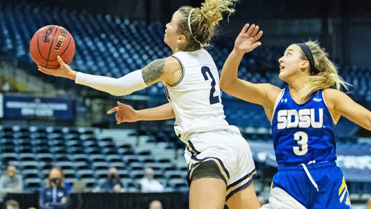 WBB_2021_WHITE_FLYIN_LAYUP2_SDSU_GB.jpg