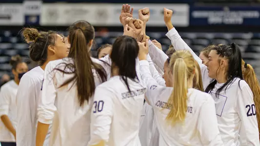 WBB_2021_HUDDLE_PREGAME_UND_GB.jpg
