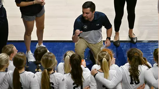 VB_22_AIAZZI_HUDDLE_CAT_GRIZ_1.jpg