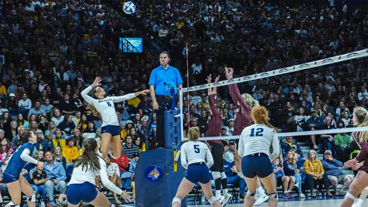 VB_22_KIRA_THOMSEN_ATTACK_GRIZ_FH_WEB.jpg