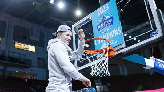 Patrick McMahon_cutting down nets at MBB 2023 Big Sky Champs