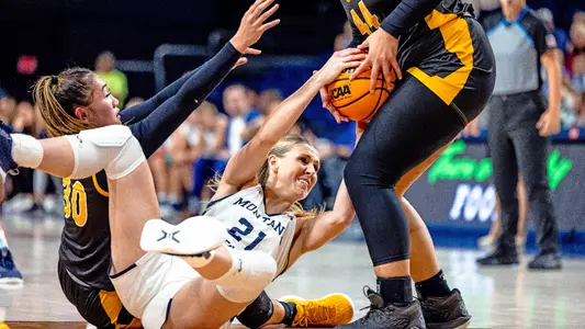 WBB_2324_DEDEN FIGHT FOR BALL SJSU