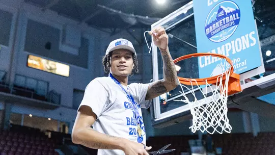 RaeQuan Battle cutting the nets down