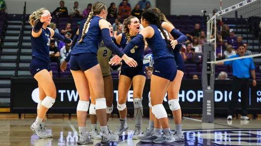 VB_23_HUDDLE_2_UST