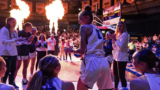 WBB_2324_CAT_GRIZ_INTRO_HALL