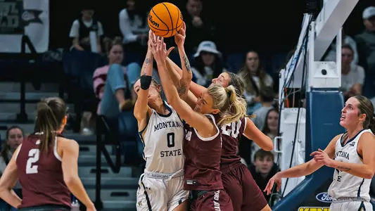 WBB_2324_HALL_REBOUND_UM