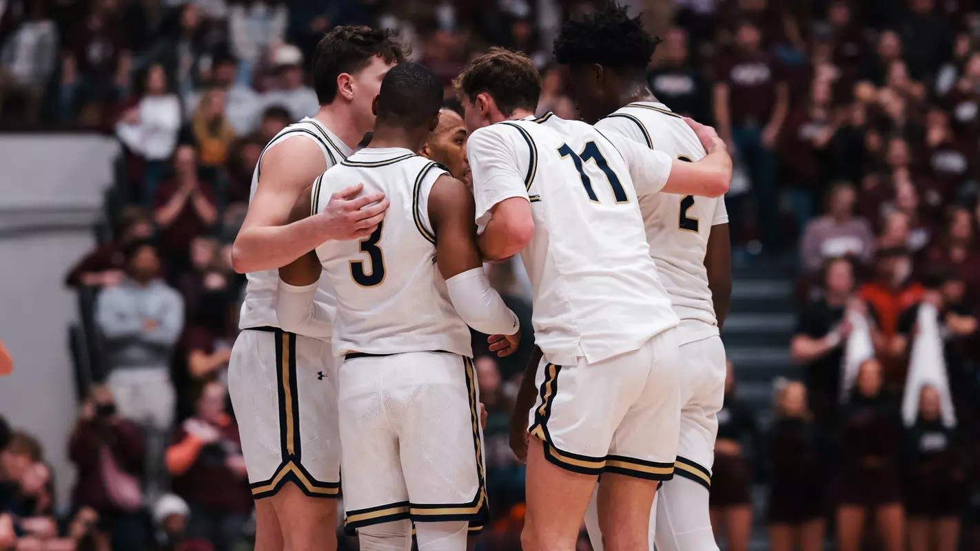 Team Huddle_MBB Cat-Griz in Missoula_2.17.24