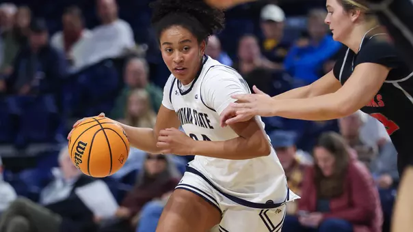 WBB_2526_Couture Drives to Basket - NNU