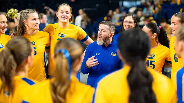 VB_25_CAT_GRIZ_PREGAME_HUDDLE
