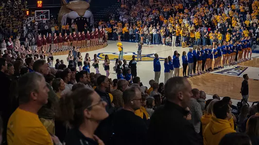 WBB_2425_CAT_LADY_GRIZ_CROWD_1
