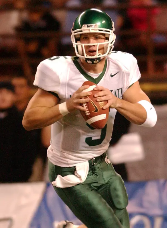 Spartan quarterback Drew Stanton completed 22-of-32 passes for a career-best 330 yards, including a 15-yard TD strike to Eric Knott, in Saturday's 41-38 loss at Hawaii.