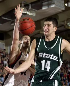Goran Suton and Gonzaga's Josh Heytvelt battle for a rebound in a semi-final game of the Maui Invitational.