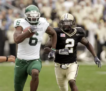 Michigan State's Matt Trannon picks up yardage after a pass reception as Purdue's Ray Williams moves in to make the tackle. (AP Photo/Tom Strattman)