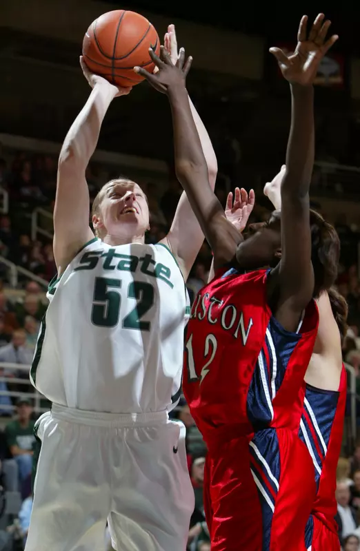 Michigan State's Liz Shimek shoots against Houston's Sha'Ratta Hawkins during the first half. Shimek led Michigan State with 24 points in a 76-53 win. (AP Photo/Al Goldis)