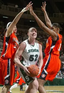 Liz Shimek splits two Illinois defenders on her way to her second straight 21-point game.