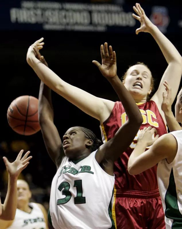 Victoria Lucas-Perry and Southern California's Rachel Woodward battle for a rebound during the first half.