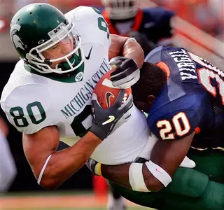 Kellen Davis pulls in a pass against Illinois' Morris Virgil.