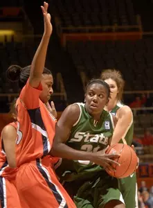 Victoria Lucas-Perry led the Spartans with a game-high 14 points at Illinois.
