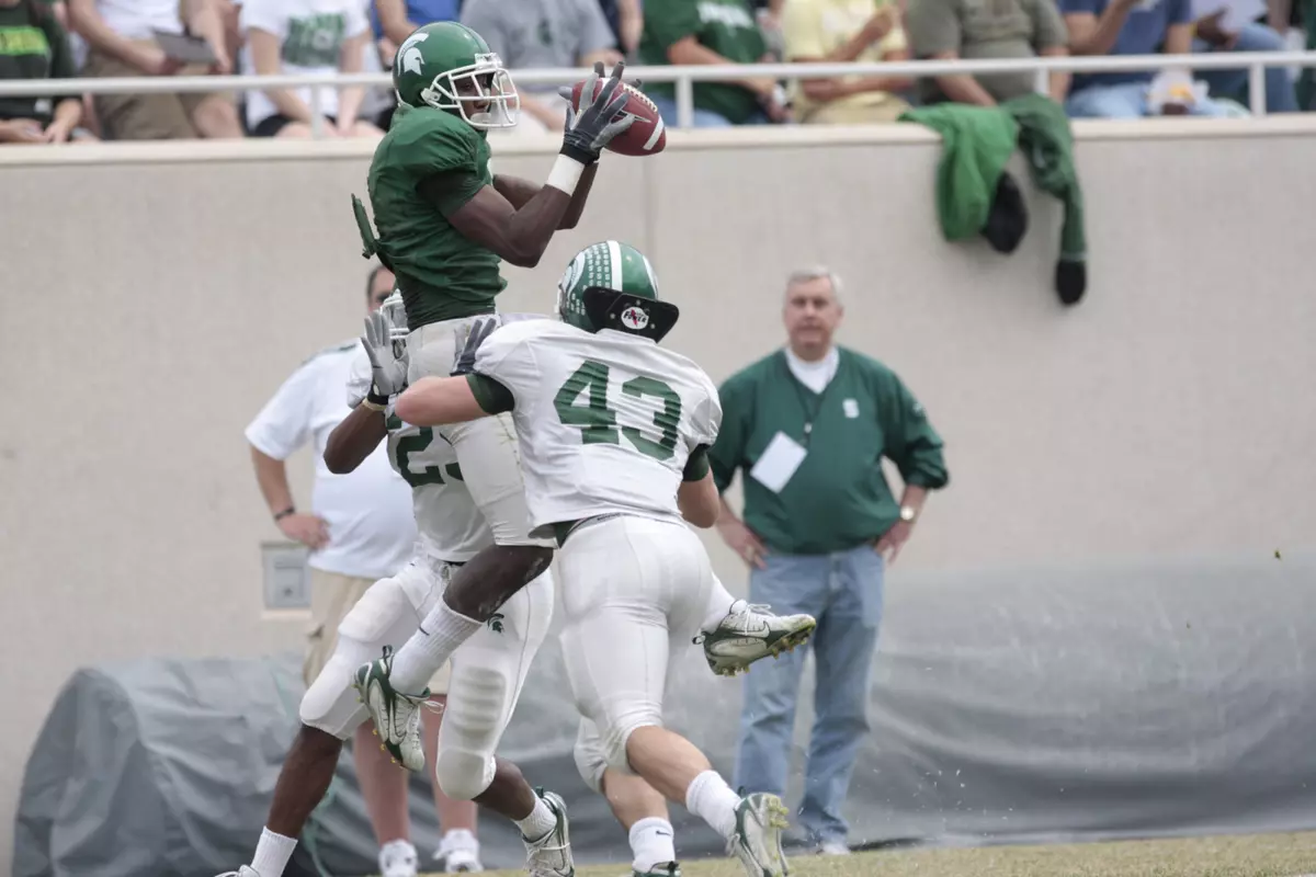 Mark Dell caught six passes for 120 yards in the Green team's 23-21 victory over the White before 27,000 fans in Spartan Stadium.