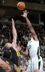 Delvon Roe and the Spartans travel to Illinois on Sunday.