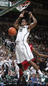 Delvon Roe (10) dunks in front of South Carolina's Johndre Jefferson