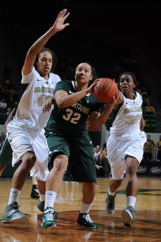 Kalisha Keane, center, drives between Baylor's Brittney Griner, left, and Brooklyn Pope. (AP)