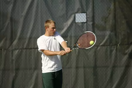 Junior Will Davis earned two victories in the qualifying singles round.