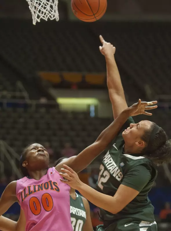 Michigan State's Kalisha Keane (32) shoots over Illinois' Karisma Penn (00).